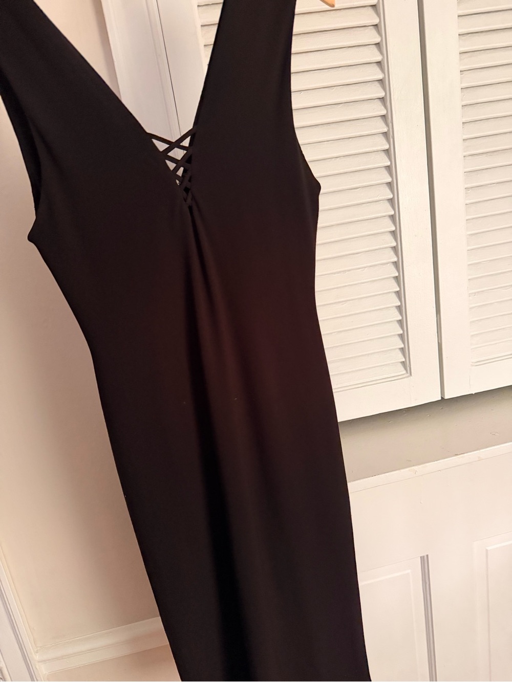 Alice + Olivia Black Sleeveless V-Neck Dress with Lattice Detail